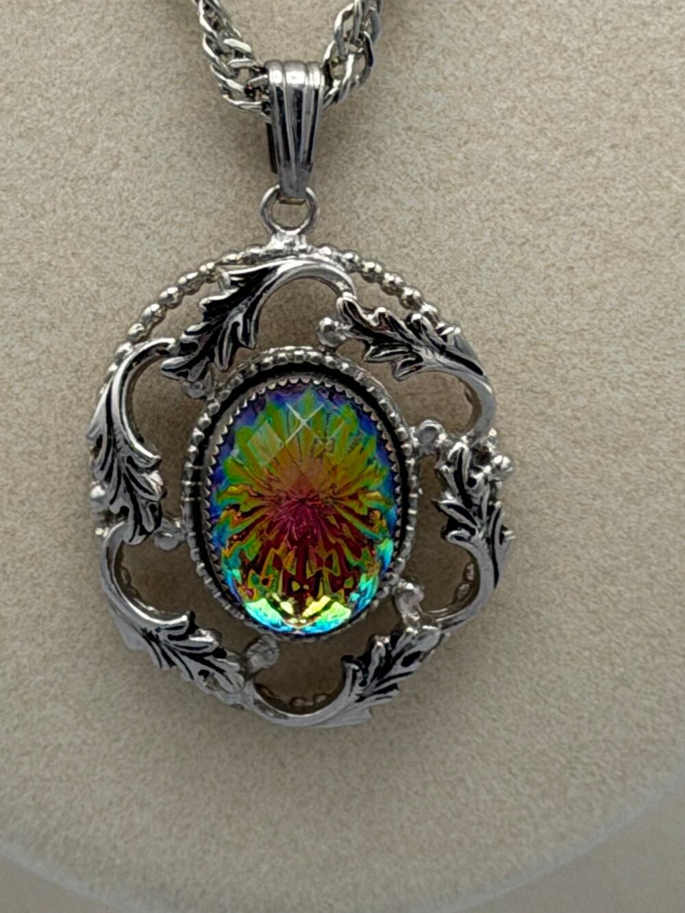 Whiting & Davis Watermelon Sunburst Oval Cabochon Silver Tone Leaf Necklace